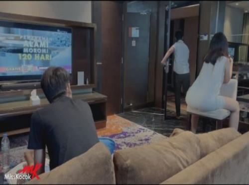 Awasi temanmu yang tidak di rumah dan bercinta dengan istrimu
