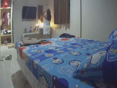 Berlindung dari hujan di rumah pacarku yang nakal