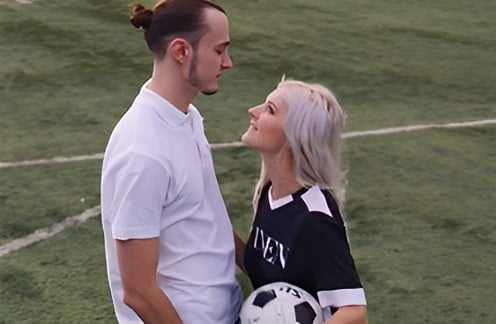 Ada seorang gadis yang memiliki kekasih yang penuh nafsu dan suka menonton sepak bola