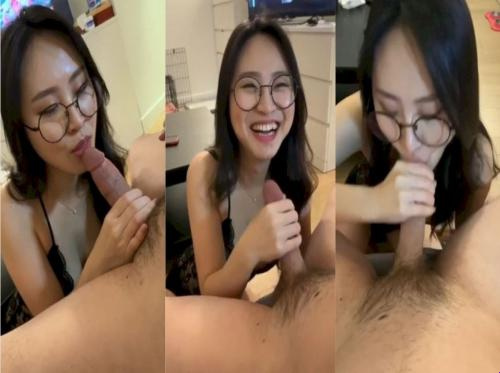Seorang siswa berkacamata dan bermata cabul