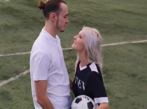 Ada seorang gadis yang memiliki kekasih yang penuh nafsu dan suka menonton sepak bola