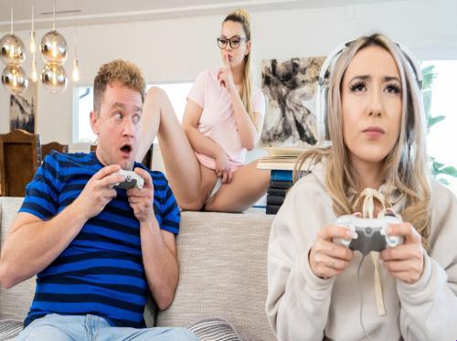 Saat bermain video game, seorang gadis ditipu oleh sahabatnya