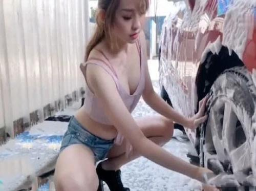 Pegawai cuci mobil wanita seksi