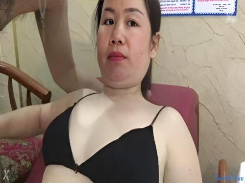 Gadis pesawat yang baru kutemui ingin menghisap penisku